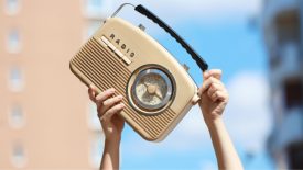 Radio, télé, Internet : au réveil les Français restent fidèles à la radio