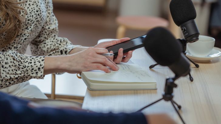 Le rapport Cision révèle les défis des journalistes en 2024