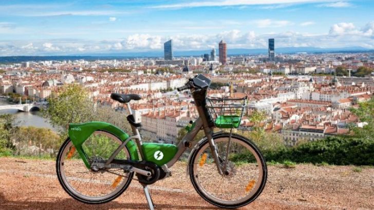 JCDecaux et Enedis déploient sur la métropole de Lyon, les stations de Vélo’v électrique