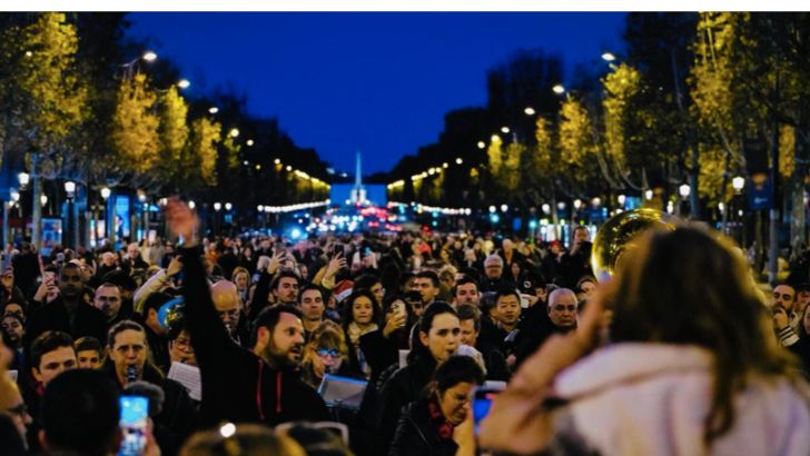 Le Comité Champs-Elysées, avec JCDecaux, Havas Media, Havas Play, BETC et EDF, illuminent les Champs-Elysées