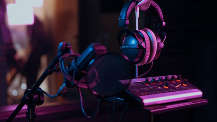 Baromètre de l’audio digital : +19% sur l’année 2024, selon Kantar Media