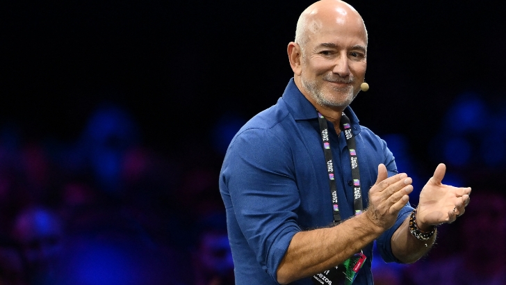 Jeff Bezos compare l’IA à une bulle aux « bénéfices immenses »