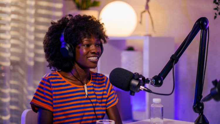 82% des auditeurs de podcasts mêlent audio et vidéo, selon Acast