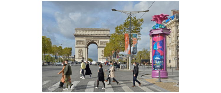 JCDecaux habille une colonne Morris en personnage du film «Les Trolls 2»