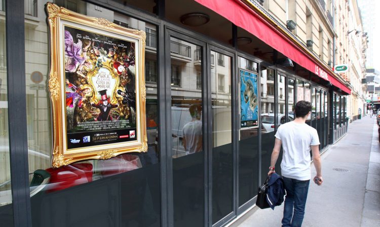 Havas Media et Insert transforment les panneaux publicitaires en miroir pour la sortie du film « Alice de l’autre côté du miroir »