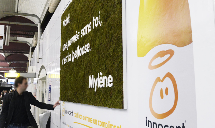 Des panneaux en matériaux naturels dans le métro pour innocent