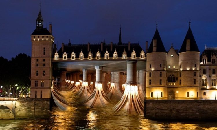 JCDecaux Artvertising déploie une toile de 1 230m2 sur la façade de la Conciergerie à Paris