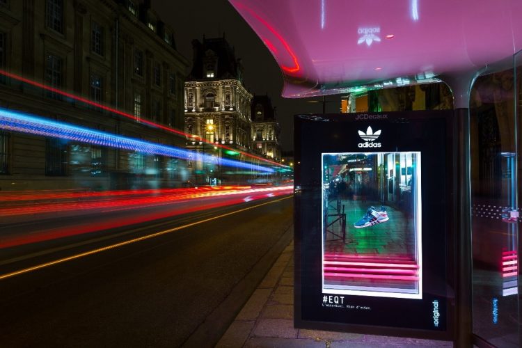 Adidas habille des abribus JCDecaux avec Carat et Posterscope pour le lancement de sa nouvelle gamme EQT