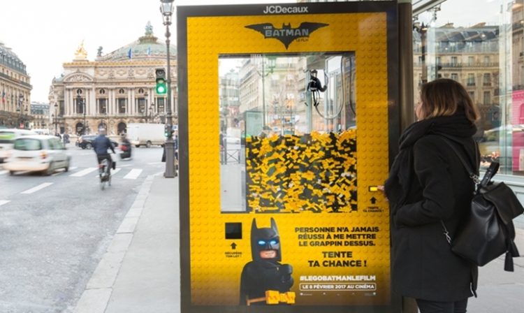 JCDecaux et Blue449 installent des grappins dans des abribus pour la sortie de LEGO Batman, Le Film