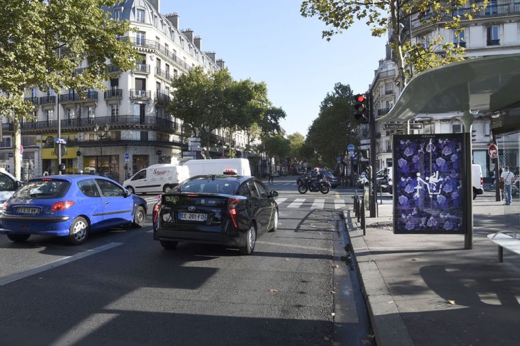 Le pictogramme d’Adopte Un Mec affiché en 3D avec JCDecaux Live