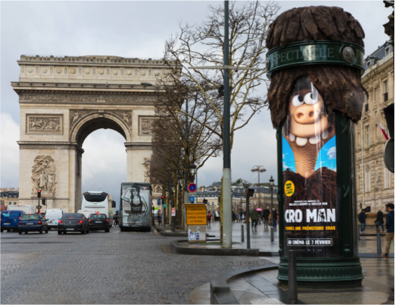 Une colonne Morris à l’effigie de «Cro Man» déployée par JCDecaux Live