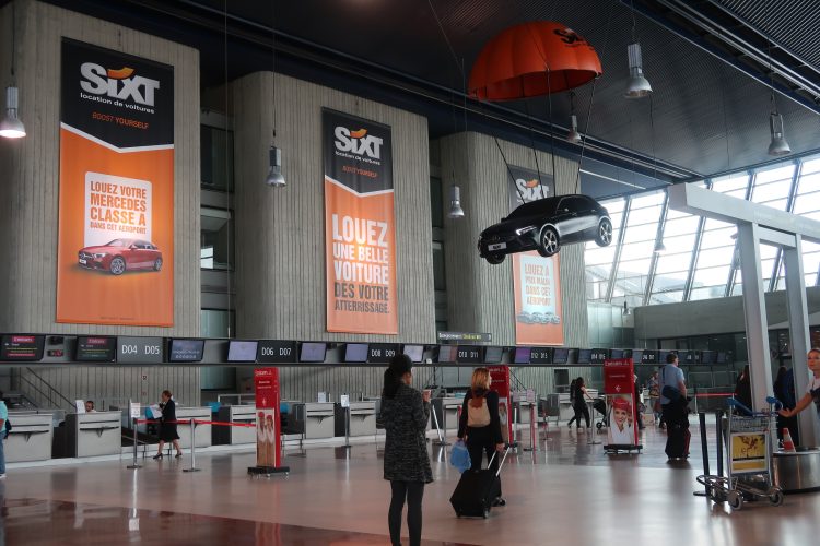 Sixt événementialise sa présence dans 3 aéroports avec My Media, JCDecaux et BETC