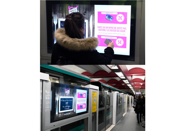 Mediatransports et la RATP installent des écrans destinés à recueillir des micro-dons sur un quai de métro