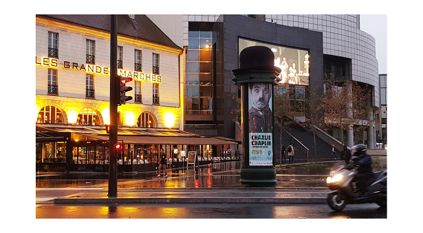 JCDecaux incarne Charlie Chaplin dans une colonne pour la Philharmonie de Paris