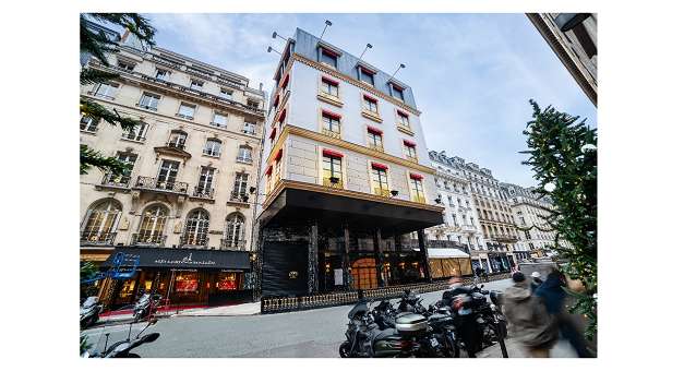 JCDecaux réalise un décor sur mesure pour habiller la boutique historique de Cartier pendant ses travaux