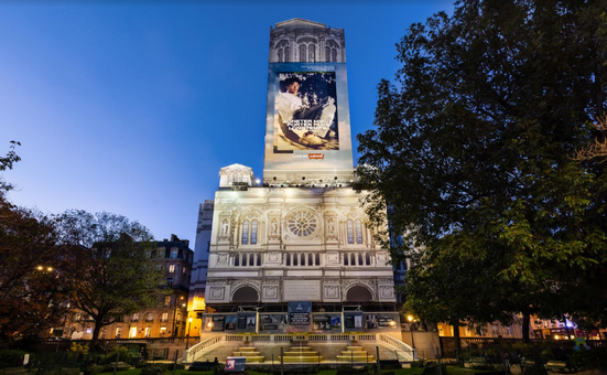 Une toile dépolluante de JCDecaux installée à Paris pour Levi’s avec OMD, Screenbase et Convergenceooh