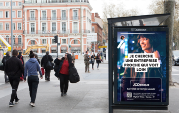 JCDecaux utilise son réseau de mobilier urbain pour recruter plus de 110 personnes