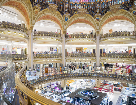 Les Galeries Lafayette Paris Haussmann se mettent aux écrans digitaux in-store avec JCDecaux