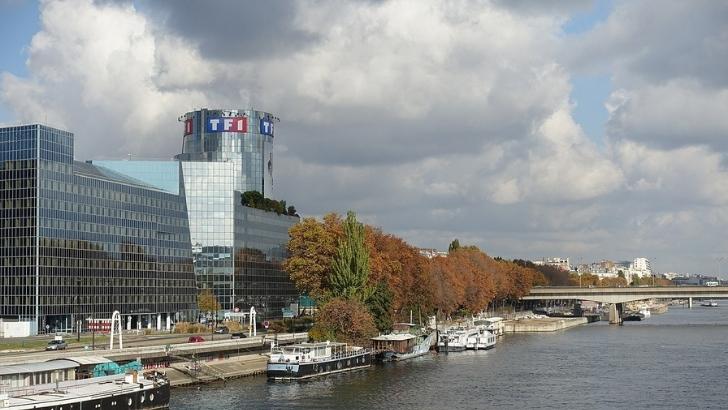 Groupe TF1 : recettes publicitaires en légère baisse, le chiffre d’affaires tiré par la production