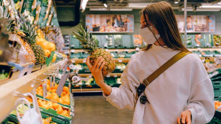 La consommation des ménages rebondit de +5,2% en 2021, mais reste en deçà de sa tendance d’avant-crise